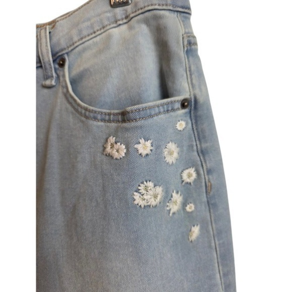 Women's Light Wash Daisy Embroidered Cuffed Jeans Cottagecore Size 10/30 - Picture 5 of 16